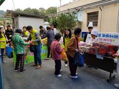 장흥군 장흥읍 지역사회보장협의체(장흥읍직원들,공동위원장 강경일)는 지난 24일 ‘사랑 나눔 냉장고’ 행사를 진행하고있다.