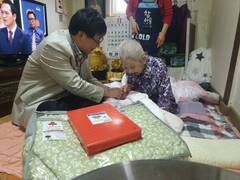 장흥읍행정복지센터에서는 13일 지역 100세 이상 장수어르신 가정을 방문해 장수를 축하하고 건강을 기원했다.