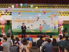 장흥군(정종순군수)은 지난 16일 장흥실내체육관에서 남성 육아 문화 활성화를 위한 ‘아빠랑 놀자’ 행사를 개최했다.