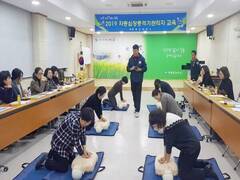장흥군은 지난 28일 장흥군보건소 대회의실에서 자동심장충격기 의무설치 기관 관리자 30여 명을 대상으로 심폐소생술 및 응급처치교육을 실시했다. 