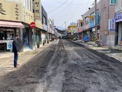 장흥군은 최근 장흥읍 시가지의 파손되고 노후화된 도시계획도로에 대한 아스팔트 덧씌우기, 차선도색, 미끄럼방지 등을 착공한다고 1일 밝혔다.