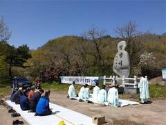 장흥댐 건설로 고향을 잃은 장흥군 부산면 지동마을 주민들의 아픔을 달래기 위해 ‘제12회 지동마을 망향제’ 행사가 14일 열렸다.