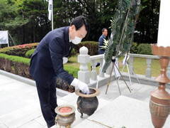장흥군(군수 정종순)은 지난 6일 예향공원 충혼탑 광장에서 제65회 현충일 추념식을 개최했다고 전했다.