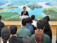 장흥군(군수 정종순)은 1일 민선7기 2주년을 기념한 소통·공감 정례회의를 개최했다고 밝혔다.
