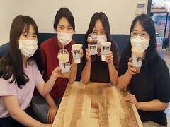 걷기운동 실천 홍보를 위한 컵홀더 사용해 카페에서 음료를 마시고 있는 4명의 마스크릴 착용한 여성들 모습