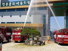 소방차3대가 장흥문화예술회관 정면에서 화재진압훈련 하는 모습