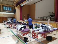 장흥고등학교에서 학생과 교직원들이 헌혈하는 모습
