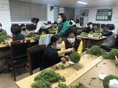 장흥군 관산읍 지역사회보장협의체는 지난 6일과 7일 이틀간 지역 어르신과 지역아동센터 아이들이 함께하는 반려식물 만들기 체험을 진행했다.