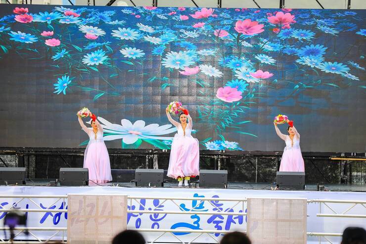 제15회 정남진 물축제 한국 연예인 얘술인 장흥군 지부 공연 사진입니다.