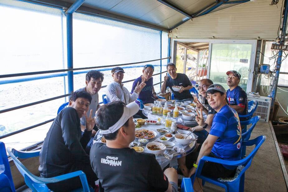 정남진 전망대에서 대회전 회원들과 맛있는 오징어 무침에 점심식사