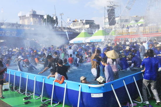 장흥 물축제에 관광객들이 임시로 설치된 수영장에서 물놀이를 하고 있는 모습