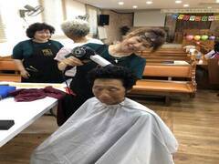 인천주안교회 청년봉사단체는 관산읍 시골마을 찾아 더위에 어르신들의 머리를 손질해 주고있다.