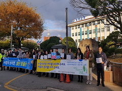장흥군은 지난 19일 아동학대 예방의 날을 맞아 군청 정문에서 장흥초 일대까지 아동보호 및 권리옹호 캠페인을 펼쳤다고 밝혔다.