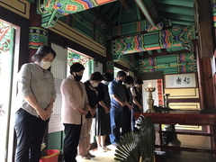 장흥군 주민복지과 직원 일동은 호국보훈의 달을 맞아 안중근 의사의 위패를 모신 해동사를 방문해 참배에 나섰다.