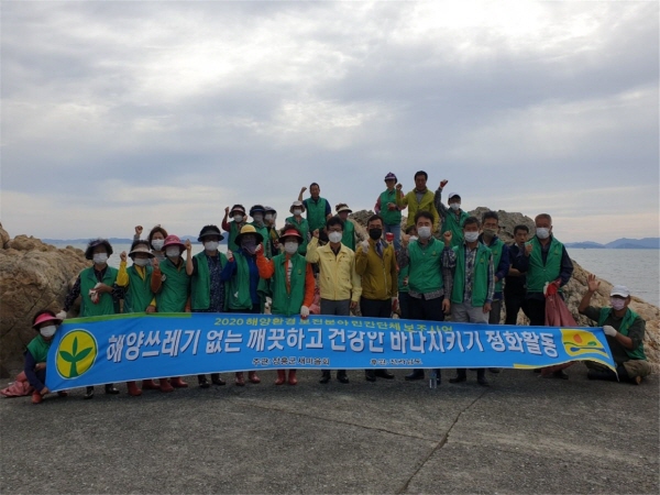 장흥군 용산면 남녀새마을지도자회(회장 이병모)는 23일 용산면 남포마을에서 추석맞이 환경정화 활동을 대대적으로 전개했다. 