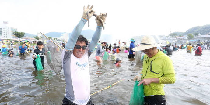 맨손 물고기잡기