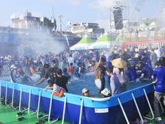 장흥 물축제에 관광객들이 임시로 설치된 수영장에서 물놀이를 하고 있는 모습