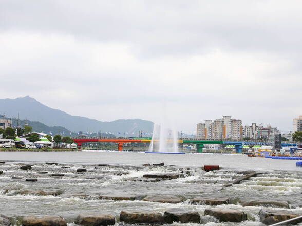 물축제 행사장 사진(징검다리 뒤로 분수대와 장흥교가 보인다)