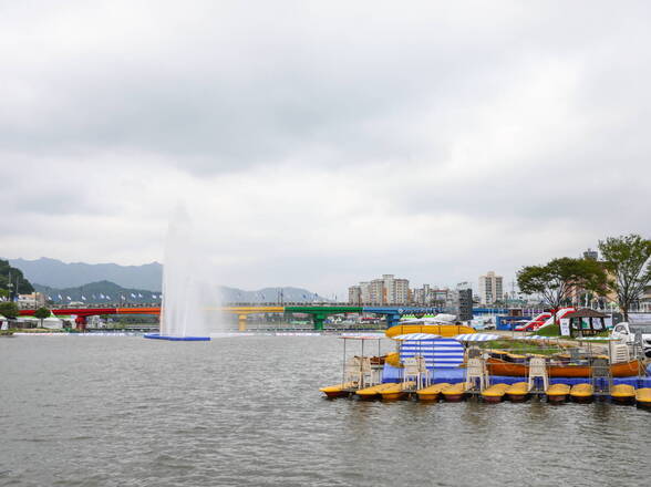 물축제 행사장 사진(수상자전거 뒤로 분수대와 장흥교가 보인다)