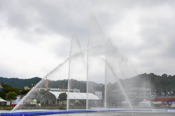 물축제 행사장 사진(탐진강 내 분수대)