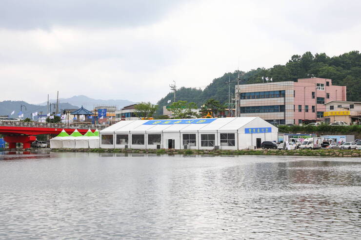 제12회 정남진장흥물축제 현장 사진(탐진강 뒤로 보이는 향토음식관)