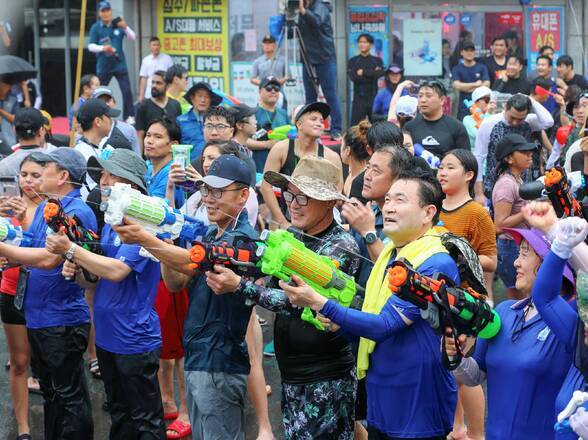 정종순 장흥군수, 홍정님 물축제 추진위원장 등이 물총을 발사하고 있다.