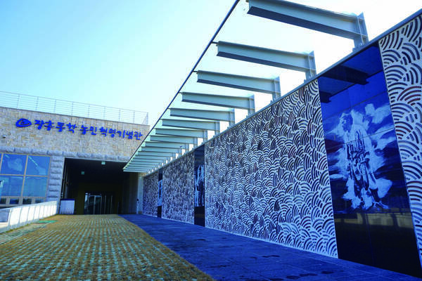 장흥동학농민혁명기념관 입구 옆 벽면에 농민들 그림이 그려져 있는 모습