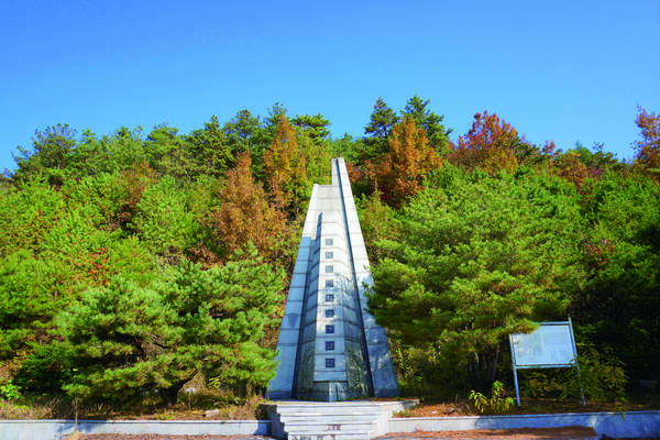 장흥동학농민혁명기념관 외부에 있는 기념탑