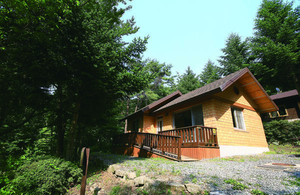 천관산자연휴양림 안에 있는 숙박시설 건물 모습