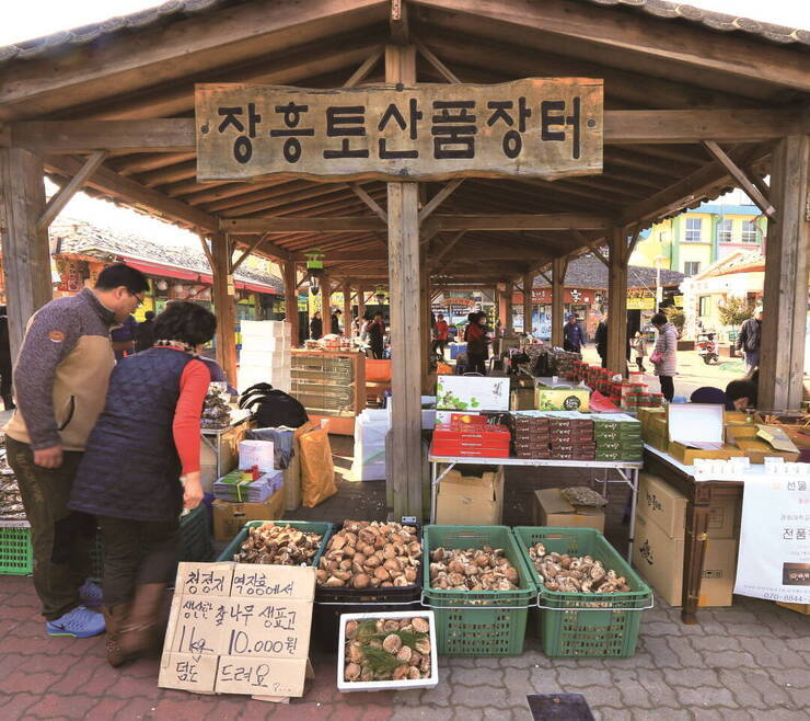 정남진장흥토요시장 안 장흥토산품장터에서는 농민들이 직접 키운 먹거리를 판매한다.