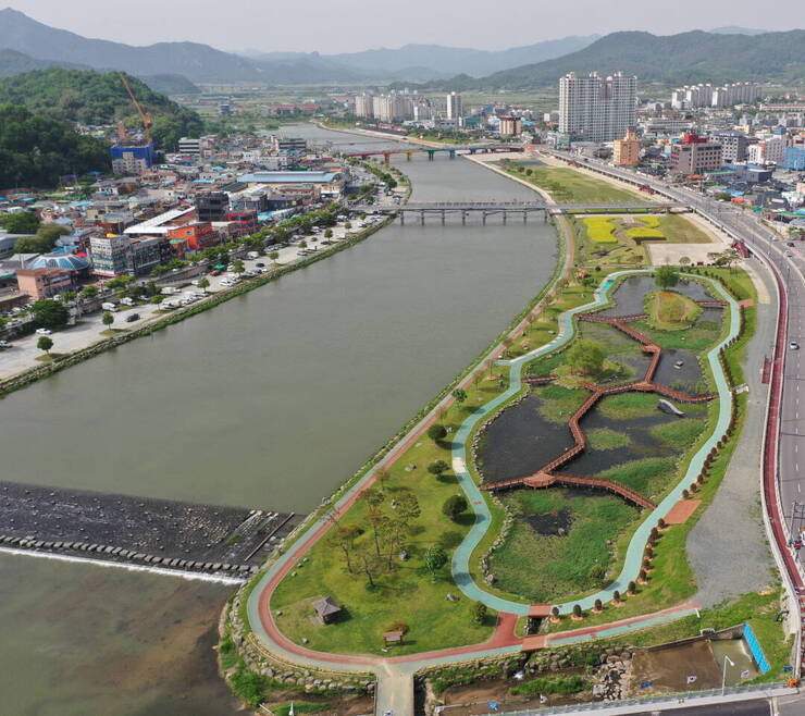 탐진강 생태습지원은 장흥읍 평화교에서 부산교에 이르는 4.92km에 조성됐다.