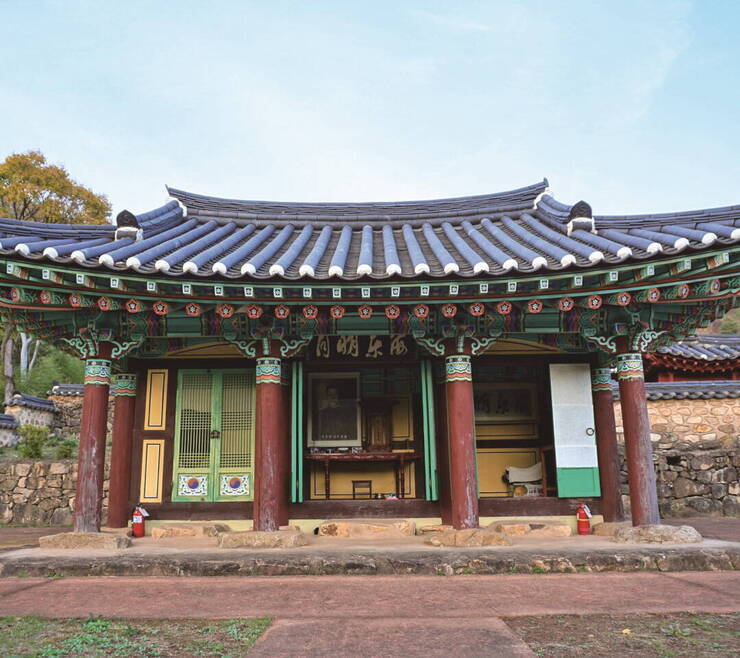 해동사는 정면 3칸의 아담한 팔작지붕집이다.