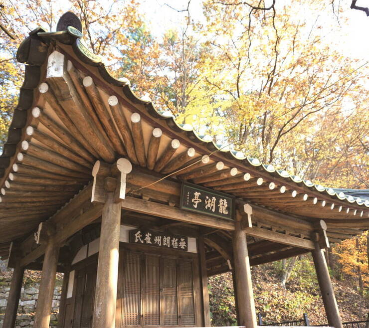 용호정은 정면 2칸, 측면 2칸의 팔작지붕집이다.