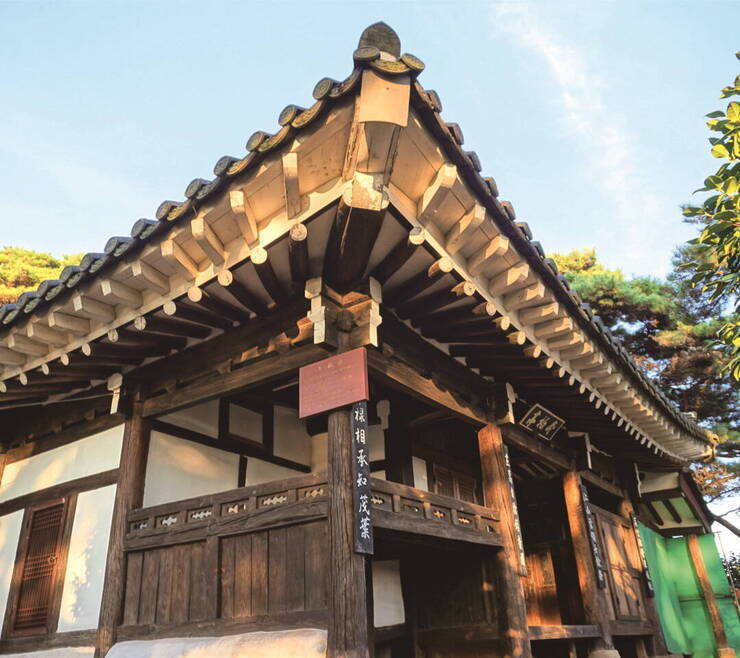 동백정은 누마루와 툇마루, 방 등이 아기자기하게 어우러졌다.