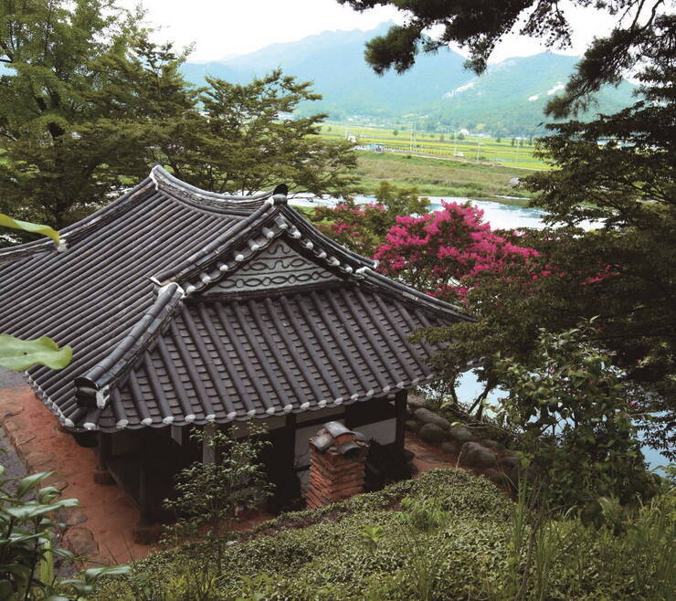 부춘정은 정면 3칸, 측면 2칸의 팔작지붕집이다.
