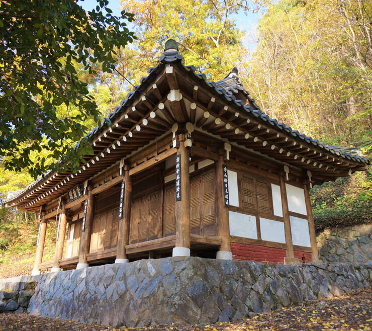 사인정으로 오르는 돌계단 입구에 세워진 설암 김필의 신도비.