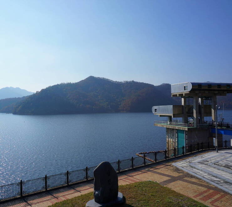 장흥댐물문화관 앞 너른 마당에 장흥댐을 상징하는 조형물이 보인다.