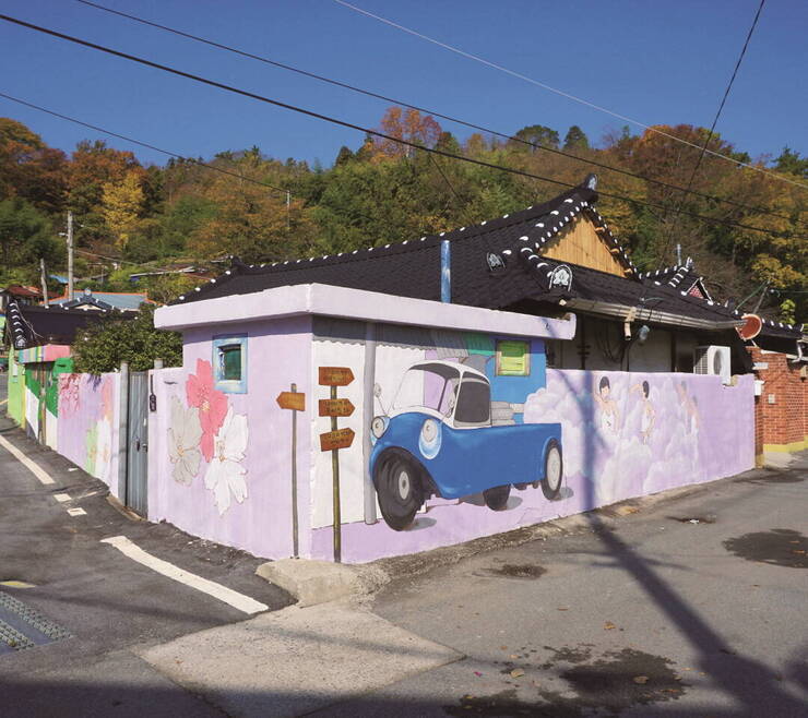 1970~80년대 골목을 누비던 3륜 소독차를 따라가는 아이들 모습.