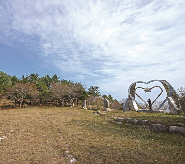 한재는 큰재산과 한재산 사이의 고개다.