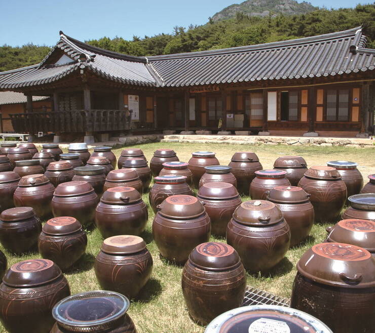 마을 안쪽 ‘전통장류체험관’의 간장, 된장 항아리들.