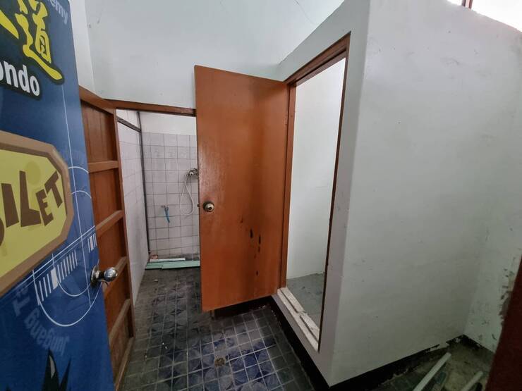 화장실과 안쪽 샤워장입니다