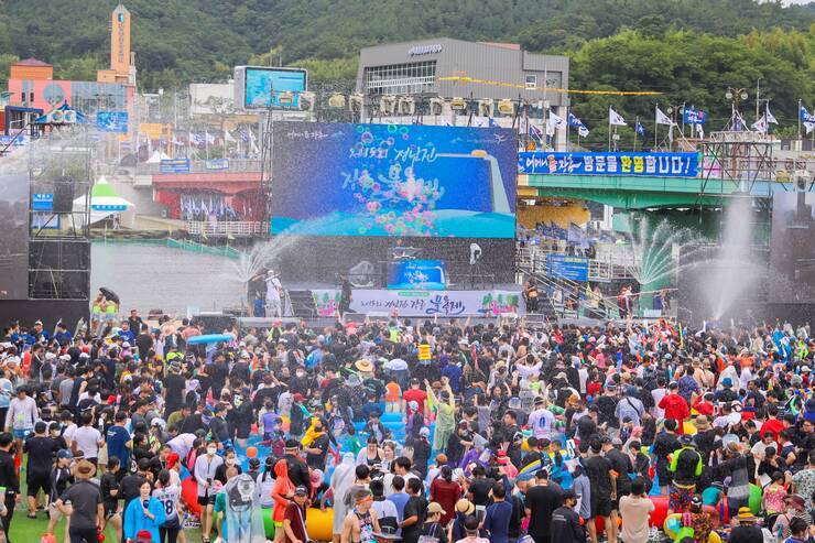 제15회 정남진 물축제 지상최대물싸움 사진입니다.