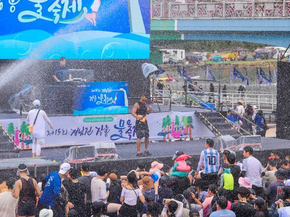 제15회 정남진 물축제 지상최대물싸움 사진입니다.