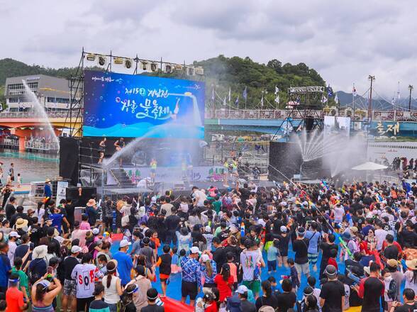 제15회 정남진 물축제 지상최대물싸움 사진입니다.