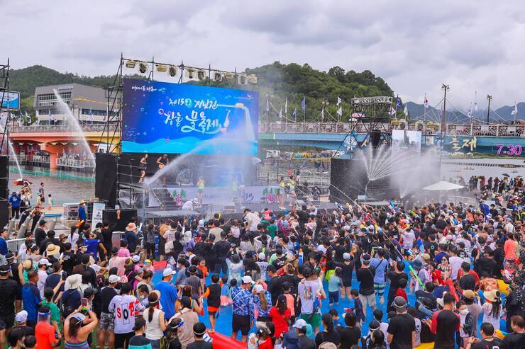 제15회 정남진 물축제 지상최대물싸움 사진입니다.