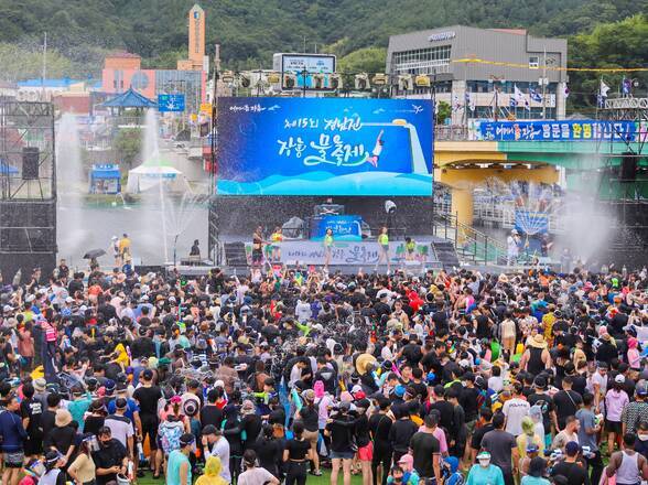 제15회 정남진 물축제 지상최대물싸움 사진입니다.