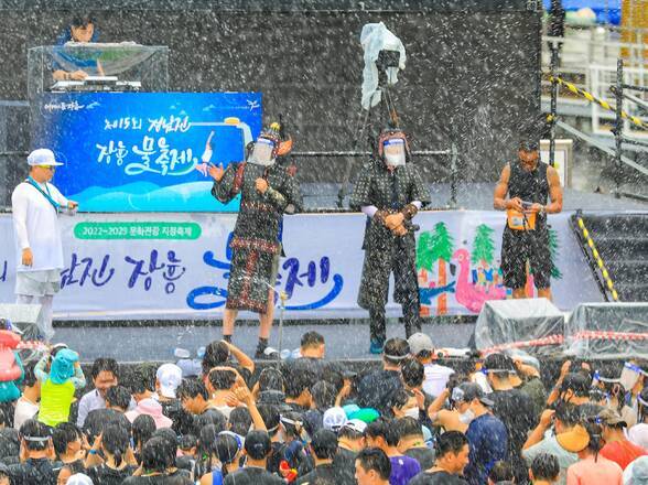 제15회 정남진 물축제 지상최대물싸움 사진입니다.