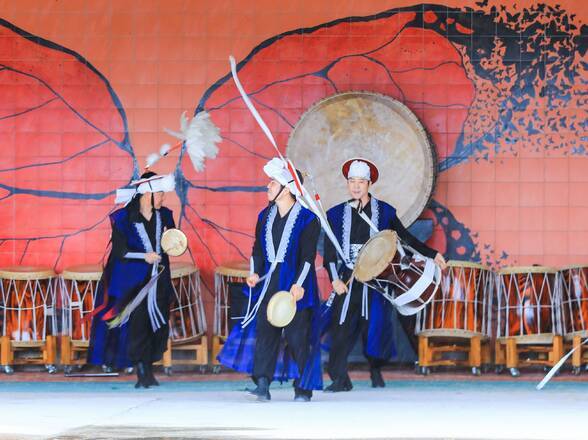 제15회 정남진 물축제 세종전총예술단 공연 사진입니다.