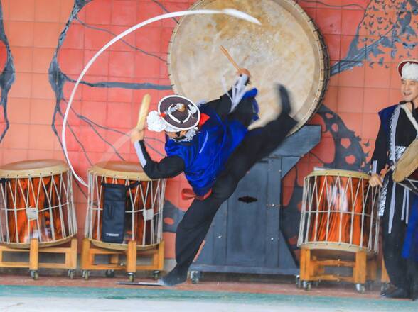 제15회 정남진 물축제 세종전총예술단 공연 사진입니다.