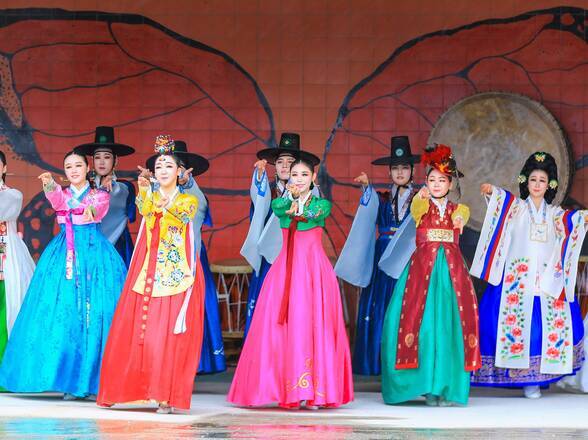 제15회 정남진 물축제 세종전총예술단 공연 사진입니다.